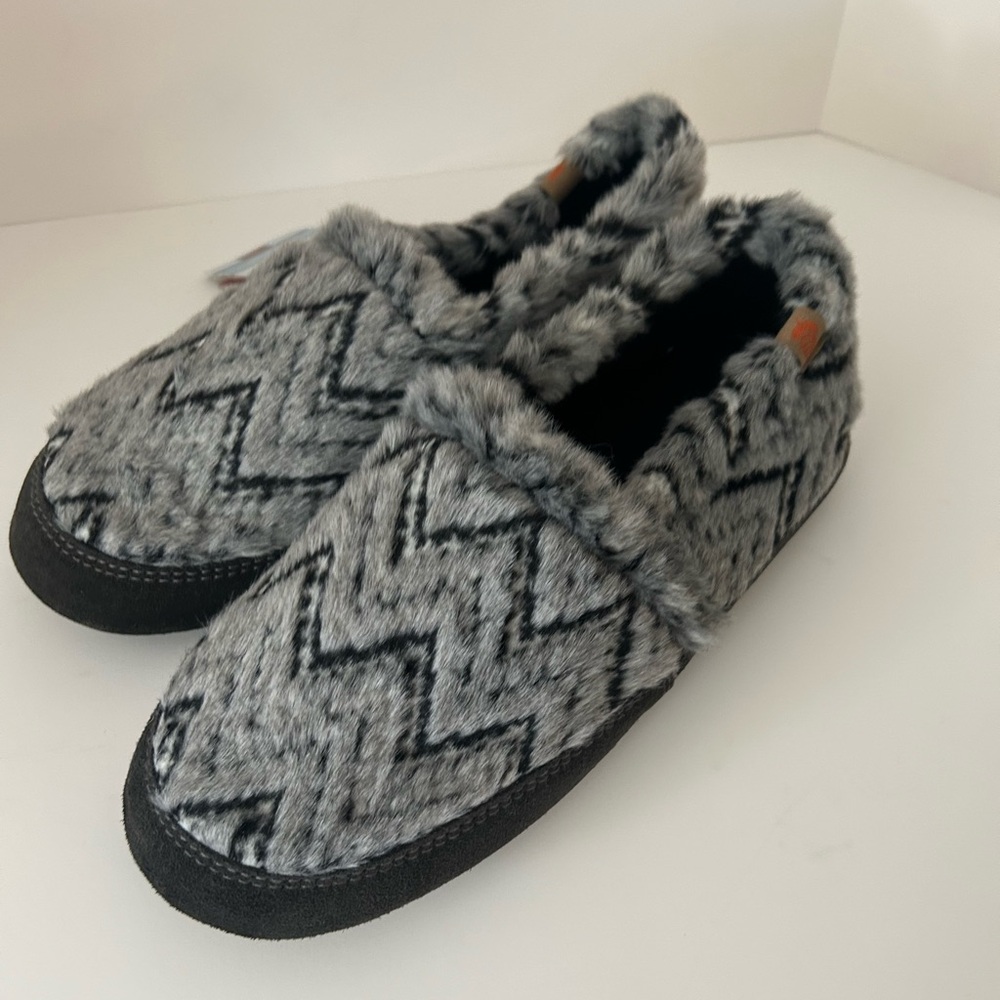 NWT Acorn Moc Slippers in Zig-Zag Grey. Size 9.5-10.5